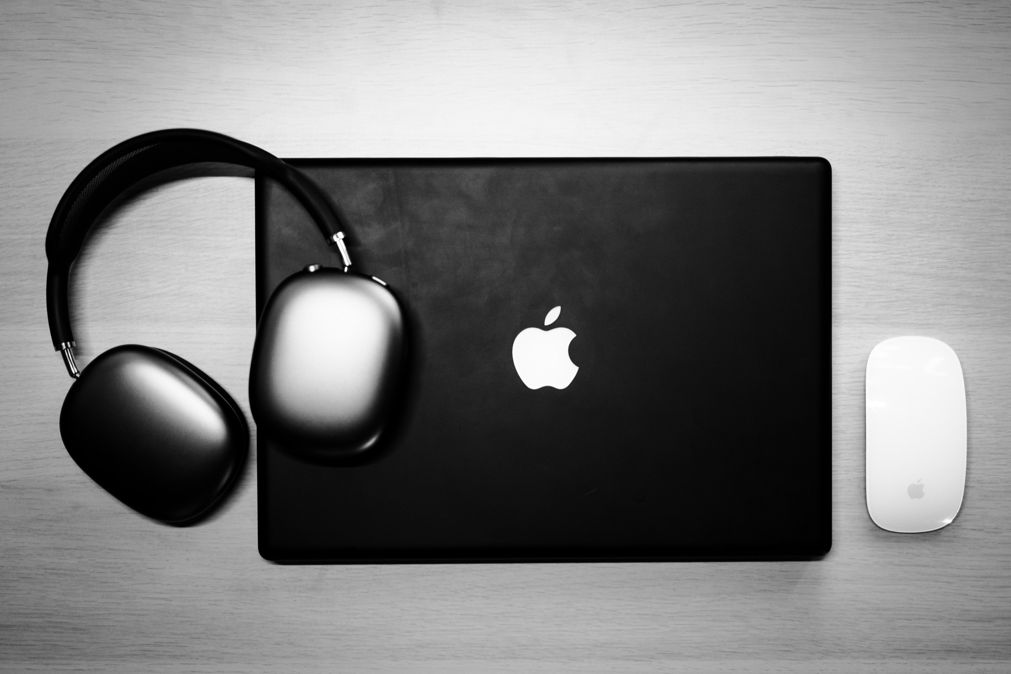 My 2006 MacBook 2,1 with AirPods Max and Magic Mouse
